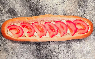 После кладем помидор.