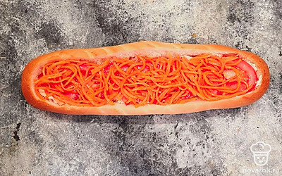 Следующий слой — морковь по-корейски и сыр.