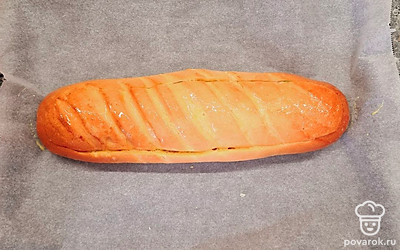 Закрываем хлебной крышкой и смазываем взбитыми яйцом.