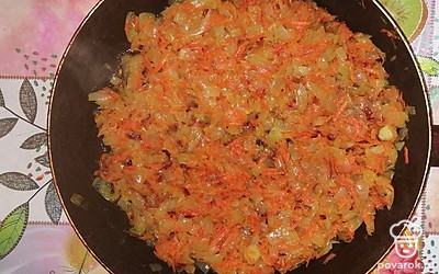 Обжарьте лук с морковкой, до мягкости и золотистого цвета.