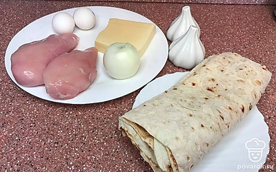 Помыть мясо, натереть сыр на терке.