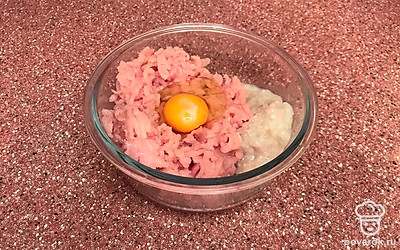 Пропустите мясо с луком через мясорубку. Я выбрала куриную грудку, но можно использовать любое другое мясо. Добавьте соль, перец и одно яйцо.