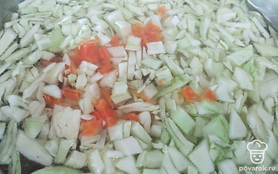 Почистить овощи (морковь, лук, картофель), нашинковать капусту.