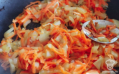 Потушить натертые овощи (лук, морковь, свеклу).