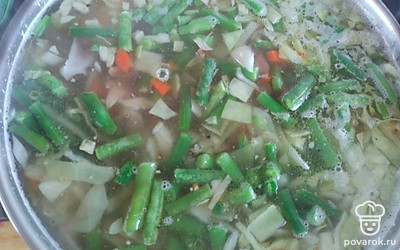 В кипящий бульон добавить порезанную кубиками картошку, банки консервированной фасоли, нашенкованную капусту, тушёные овощи (лук, свеклу, морковь) в самом конце... Пусть кипит. Посолить и поперчить в конце.