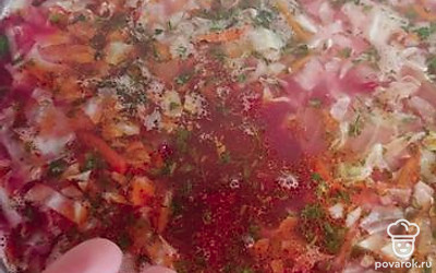 Подавать борщ со сметаной, зеленью и чесноком.