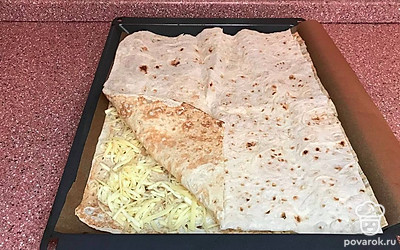 Сверху полижите второй кусок лаваша.