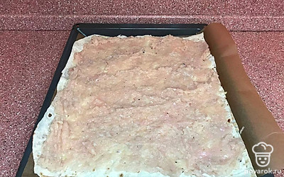 Распределите по нему фарш.