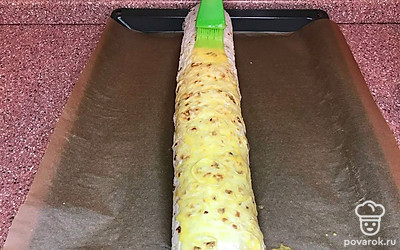 Взболтайте одно яйцо и смажьте им рулет.