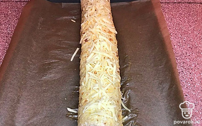 Сверху насыпьте еще немного сыра.