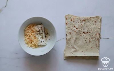 Для начинки смешайте натертый сыр, измельченный чеснок, творог.