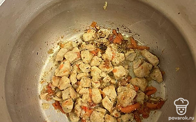 Обжариваем курицу, лук до золотистого цвета и морковку.