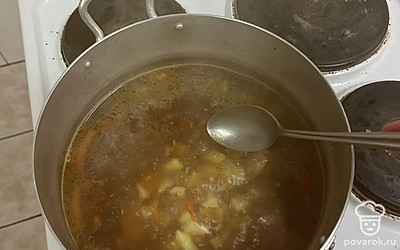 После всего добавляем 2,5 литра воды, бросаем картошку и варим 7 минут. Добавляем приправу для супа.