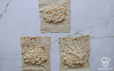 Лаваш нарежьте небольшими прямоугольничками, на середину выложите начинку.