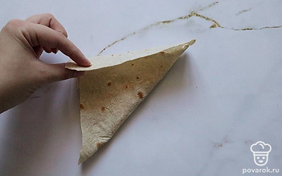 Сложите конвертик как на фото.