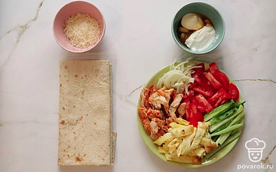 Для соуса смешиваем майонез, сметану, горчицу и соевый соус. По желанию можно добавить сухой чеснок.