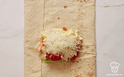 Посыпаем ее пармезаном и поливаем соусом. Складываем лаваш.