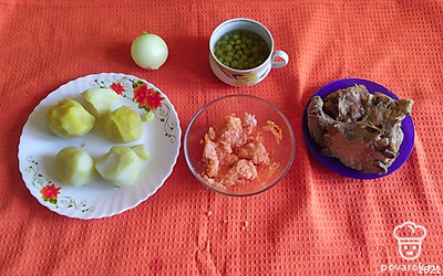 Приготовьте продукты. Лук, морковь, картошку почистите. Можно использовать морковь мороженную.