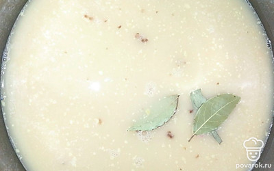 Ребра залить ведой и всыпать горох. Довести до кипения, снять пенку. Варить до готовности гороха.