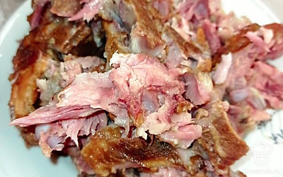 Ребра достать, разобрать на кусочки и вернуть в суп.