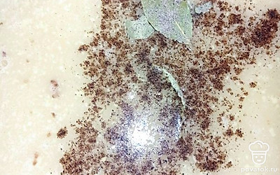 Добавить соль, перец и лавровый лист по вкусу.