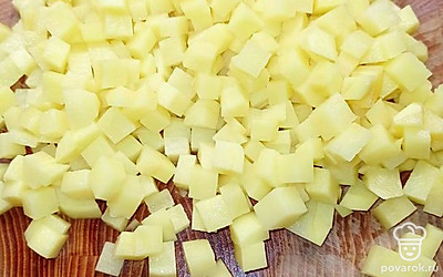 Картофель нарезать мелким кубиком и отправить в кастрюльку.