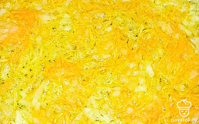 Пока картофель варится, сделать поджарку. На масле обжарить мелко порезанные лук и морковь.