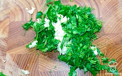 Отправить поджарку в суп, туда же зелень и чеснок. Через пять минут супчик готов!