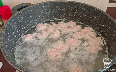 Скипятить воду, добавить фрикадельки.