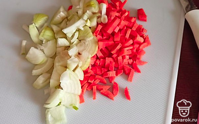 Накрошить лук и морковь, обжарить.