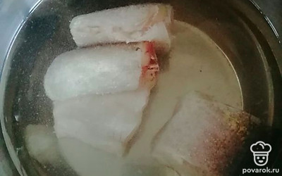 Щуку почистить, отрезать голову, хвост. В кастрюлю налить воду и опустить рыбу. Варить на среднем огне, после закипания посолить и варить минут 20. 