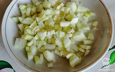 Лук почистить и нарезать на мелкие кубики. 
