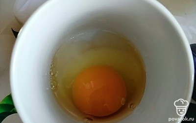 Добавляем рис и варим минут 5. Яйцо разбиваем в отдельной посуде. 


