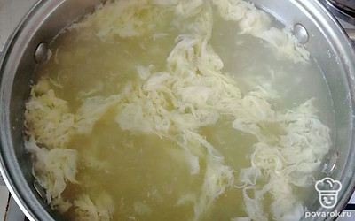 Яйцо взбиваем и потихоньку вливаем в суп. 