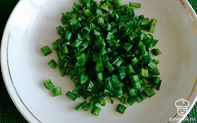 Зелёный лук режем на мелкие кольца. 