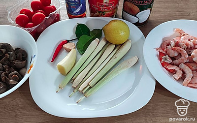 Заранее готовим куриный бульон, саму курицу убираем из готового бульона. Грибы шампиньоны отвариваем также в отдельной кастрюле. Подготавливаем остальные ингредиенты, очищаем креветки от панциря, режем помидорки черри на дольки. 