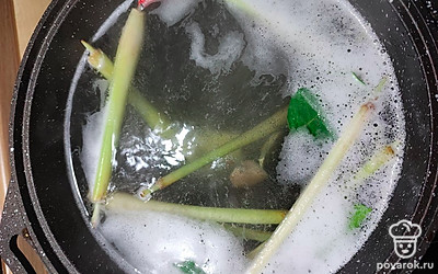 В готовый кипящий куриный бульон добавляем наши специи: лемонграсс, корень галангала, корень имбиря, листья лайма, перчик чили и рыбный соус. Варим 15 минут.