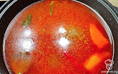 Добавляем 3 столовых ложки пасты том ям, если не любите сильно острое, то достаточно 1-2 ложек. Варим 2 минуты.