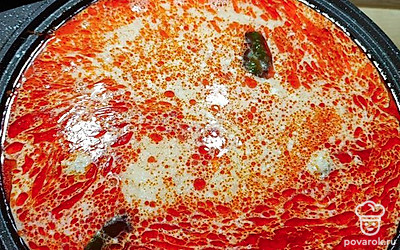 Выливаем в бульон кокосовое молоко, добавляем креветки, грибы, помидорки черри и варим еще 3 минуты. 