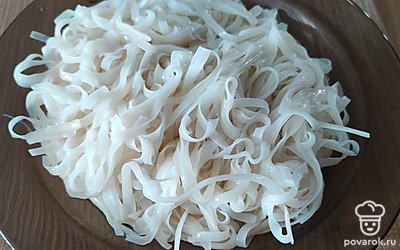 Отдельно отвариваем рисовую лапшу и хорошенько промываем ее под холодной водой.