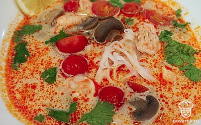 Кладем в тарелку рисовую лапшу, сок лимона и заливаем приготовленным супом, украшаем веточкой кинзы и все готово. Суп действительно получается очень вкусным!