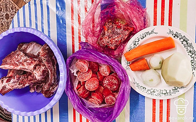 Подготавливаем все ингредиенты. Овощи предварительно можно не размораживать.