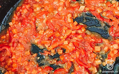 Мясо кладем в кастрюлю с водой и оставляем до закипания. Овощи нарезаем и обжариваем на небольшом количестве растительного масла.