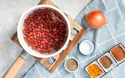 Займитесь фасолью. Фасоль переложите в кастрюлю, залейте ее водой и поместите на огонь. Дождитесь кипения, а затем снимите кастрюлю с огня и слейте кипяток. Снова залейте фасоль водой, доведите ее до кипения и варите 3 минуты. Откиньте бобовые на дуршлаг, а затем снова переложите в кастрюлю. Влейте воду и добавьте растительное масло и сахар по вкусу. Доведите смесь до кипения, а затем варите в течение 1 часа.