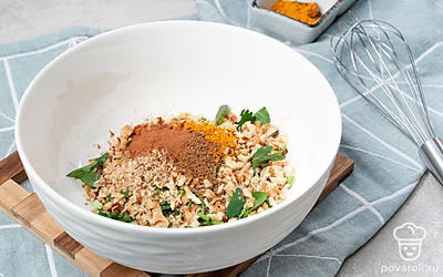 Приготовьте заправку. Грецкие орехи переложите в ступку и разотрите с помощью пестика. То же самое проделайте с очищенными зубчиками чеснока. Стручковый перец нарежьте тонкими кольцами, а кинзу измельчите. Переложите ингредиенты в глубокую миску. Туда же добавьте гранатовый сок и все специи по вкусу. Готовую заправку тщательно перемешайте.