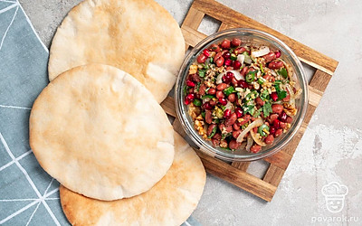 Ароматное лобио по-грузински переложите на тарелку или в небольшую чашу. Посыпьте блюдо гранатовыми зернами, а затем подайте его к столу.