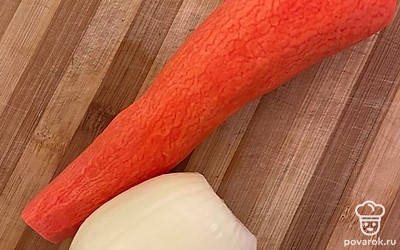 Чистим овощи для поджарки.