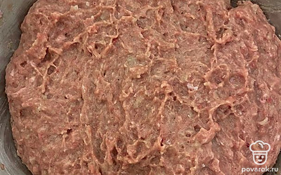 Готовим фарш для фрикаделек. Смешиваем куриный и фарш индейки. Добавляем лук, соль и молотый перец.