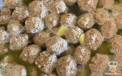 Формируем фрикадельки и добавляем к картофелю.