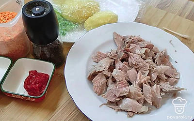 Отварное мясо порезать крупные куски.